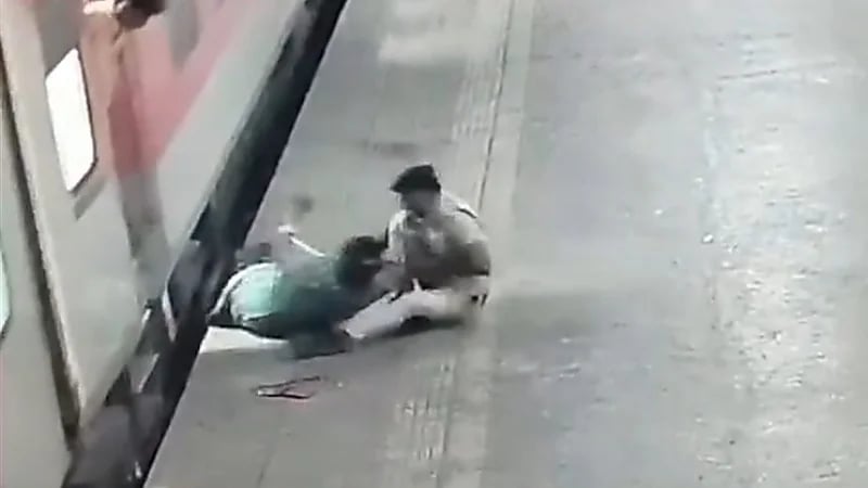 شجاعة شرطي تنقذ امرأة جرها قطار ... فيديو