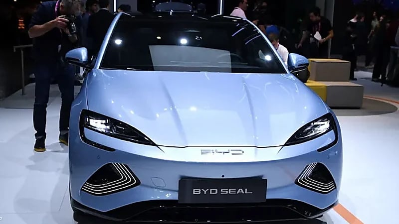 B Y D تبهر منافسيها بسيارة كهربائية تشحن في 5 دقائق