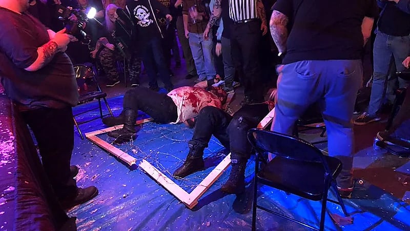 مصارع يصعق والده بالكهرباء في نزال الموت .. فيديو