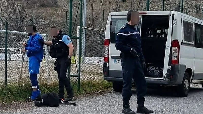 لاعب يهاجم المشجعين بسكين بعد طرده