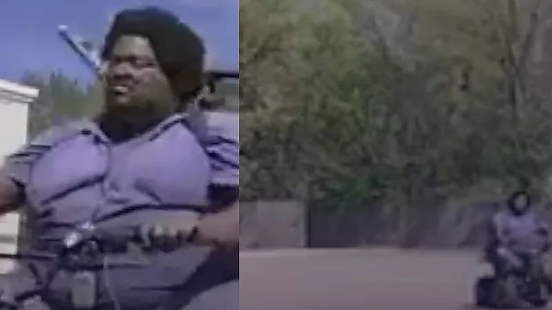 رجل يصطدم عمدًا بسيارات تسلا المتوقفة في تكساس ويثير جدلًا واسعًا .. فيديو