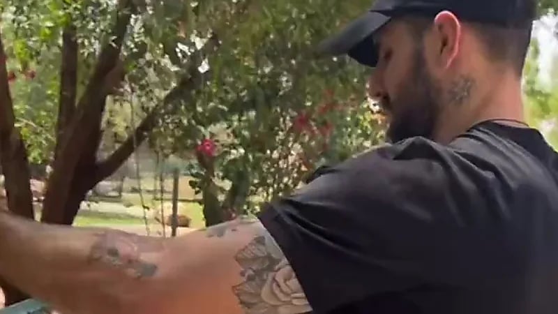 ميتروفيتش مستمتعًا خلال إجازته مع التماسيح .. فيديو