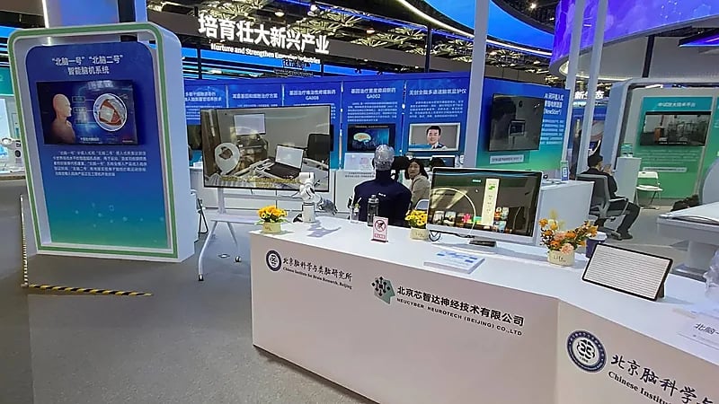 الصين تتحدى ماسك بزرع شريحة دماغية في 3 مرضى