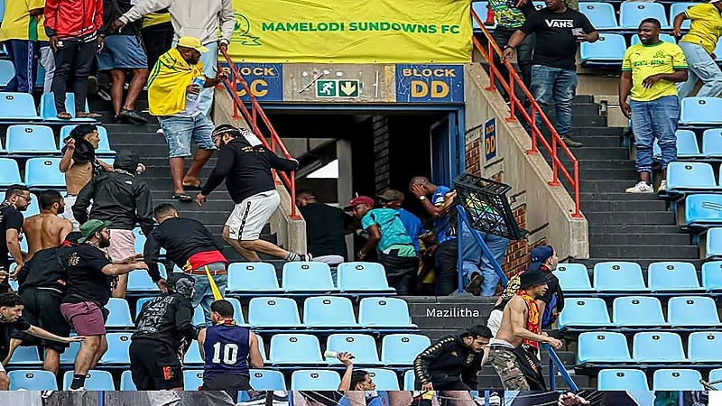 اشتبـاكات عنيفة بين جماهير الترجي التونسي وصن داونز .. فيديو