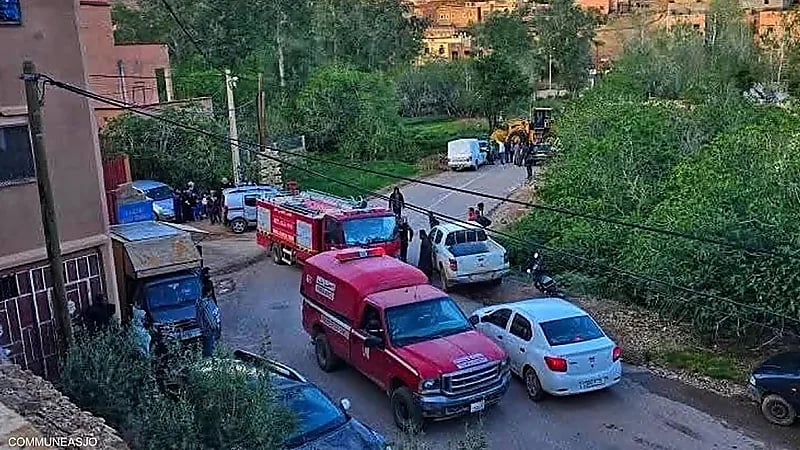 سيدة تضع مولودها وسط السيول بمساعدة ممرض عبر مكالمة فيديو