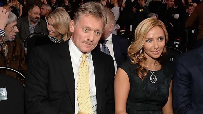 بيسكوف يفاجئ زوجته نافكا برقصة رومانسية على الجليد.. فيديو