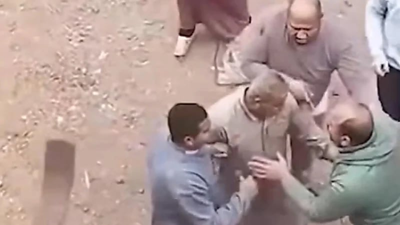 أب يتعرض لضرب مبرح من إخوته بسبب الميراث .. فيديو