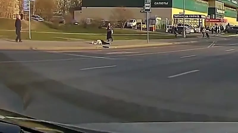 مشهد مروع لإطار سيارة يصطدم برأس امرأة أثناء سيرها ... فيديو