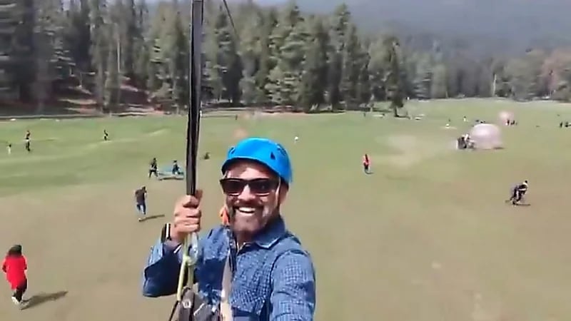 سائح يوثق هجوم كشمير بالصدفة أثناء تحليقه في السماء .. فيديو