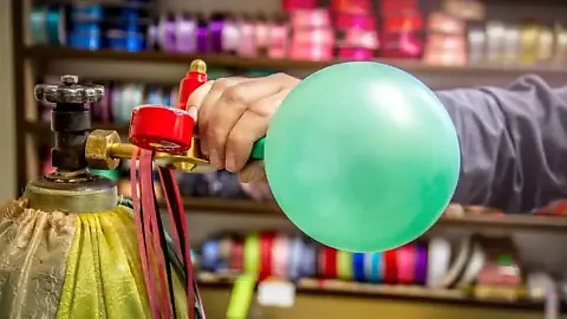 بالون يودي بحياة طفل في يوم ميلاده الثامن