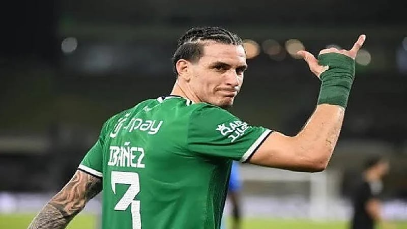 إيبانيز يحتفل مع جماهير الأهلي بعد التتويج الآسيوي.. فيديو