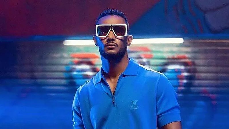 محمد رمضان يقبل يد والده ويوجه له رسالة مؤثرة