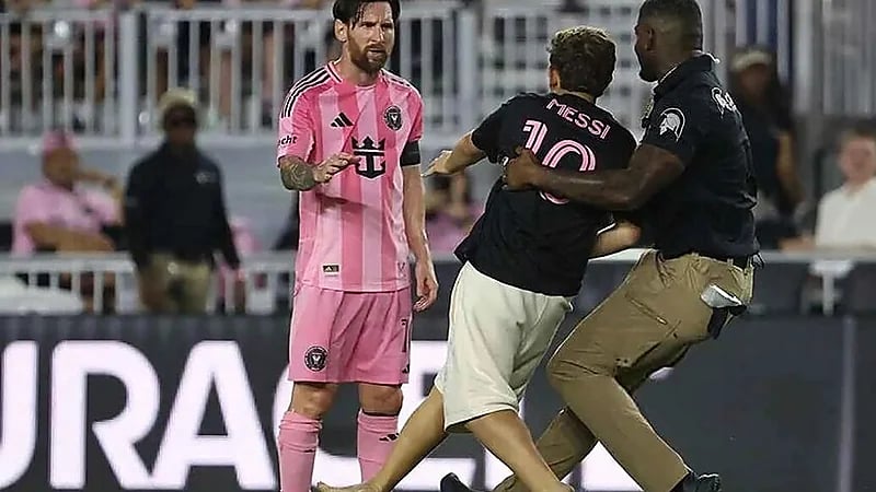 رد فعل ميسي عند اقتحام طفل الملعب لالتقاط صورة معه .. فيديو