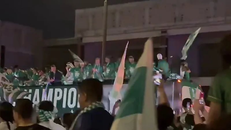 مسيرة للاعبي الأهلي مع الجماهير بعد التتويج الآسيوي.. فيديو