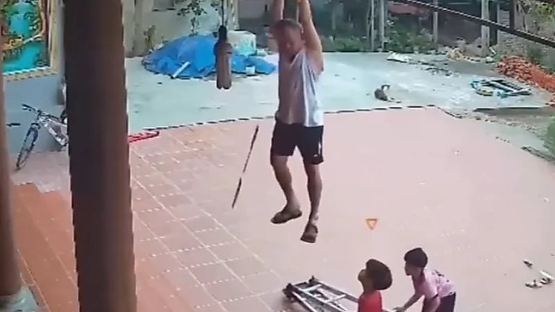 مسن ينجو من السقوط أرضًا بسبب لياقته البدنية .. فيديو