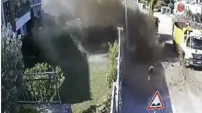 ماسورة مياه تنفجر كالبركان في وجه عمال .. فيديو