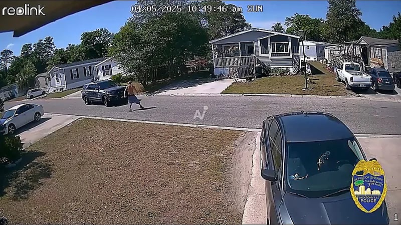 فتاة تبلغ عن شريكها المدمن فتقوم الشرطة بدهسه على الفور.. فيديو