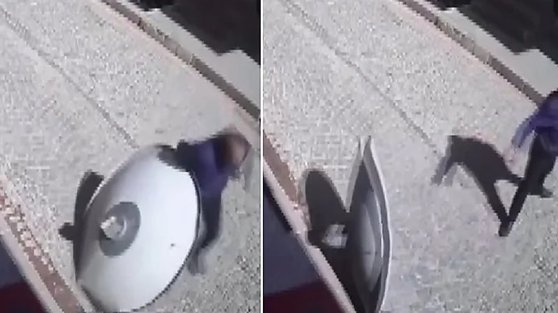 سقوط طبق قمر صناعي على رجل أثناء سيره في الشارع .. فيديو