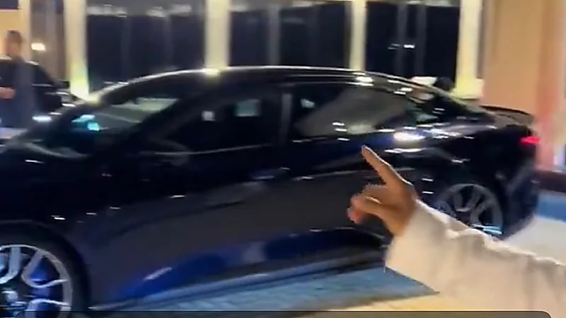 مالك لوسيد يحكي معاناته من صداع بسبب سرعة السيارة المشابهة للفورميلا.. فيديو