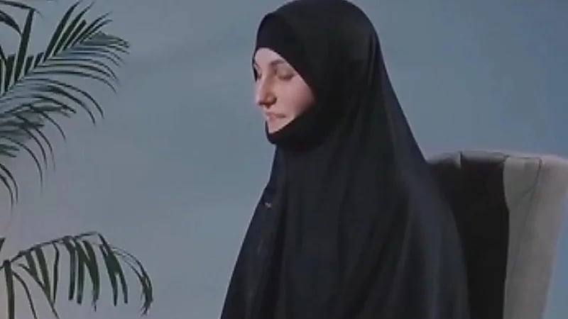 زوجة والي تنظيم داعش تروي لحظة صادمة حين شاهدت مصير الإيزيديات..فيديو