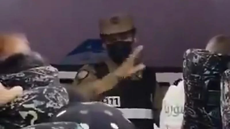 رجل أمن سعودي للحجاج السوريين: والله العظيم فرحانين لأجلكم... فيديو