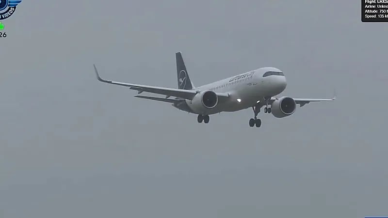 لحظات مرعبة لطائرة تلامس المدرج وتعود للتحليق .. فيديو