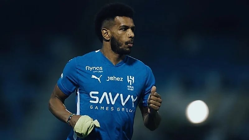 مشجع يستوقف البليهي عند اشارة مرور للتصوير معه .. فيديو