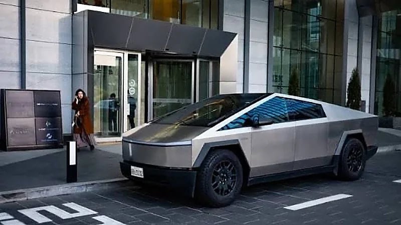 فنان شهير يتخلص من سيارته تسلا بسبب ترامب