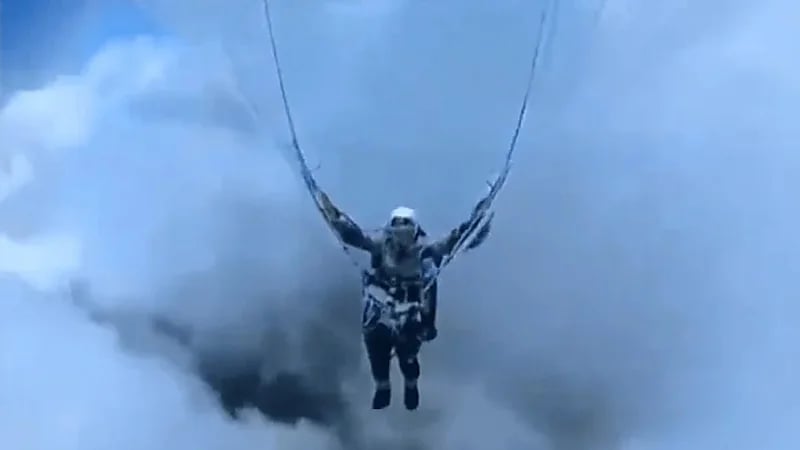 مظلة هبوط تتجمّد بصاحبها وسط أجواء ثلجية شديدة البرودة .. فيديو