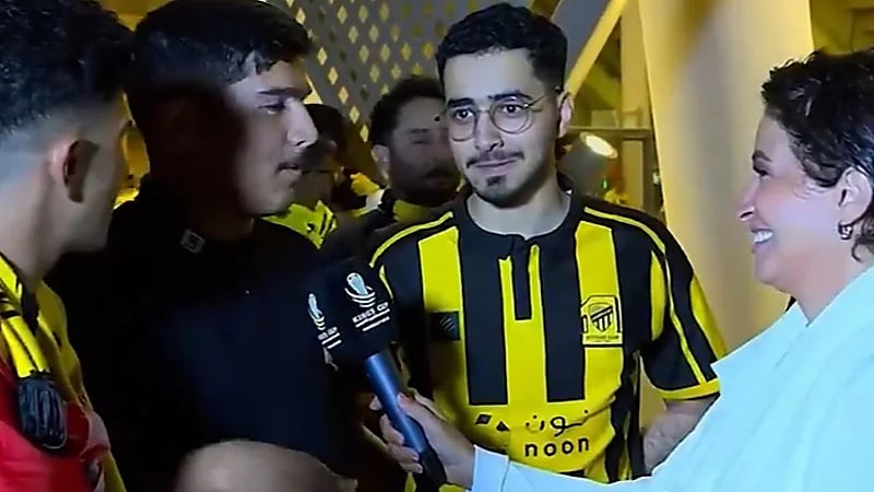 مشجع اتحادي يحرج مراسلة على الهواء: نبغى نأخذ الدوري والكأس ونأخذك .. فيديو