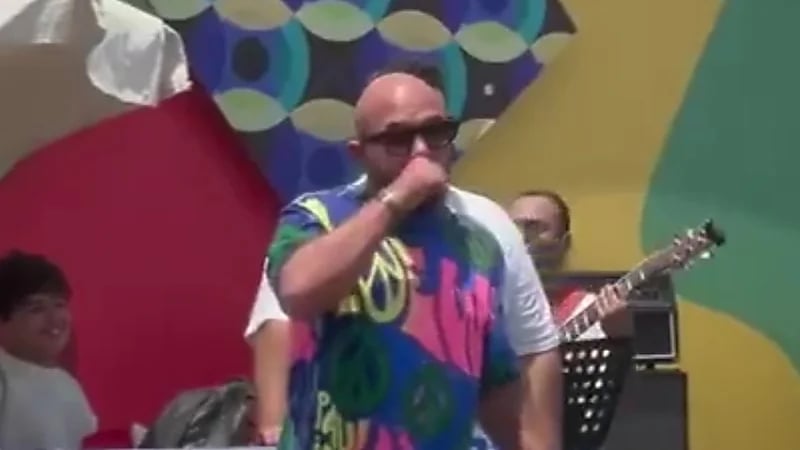 محمود العسيلي ينفعل على أحد المعجبين بسبب تصرفه ..فيديو