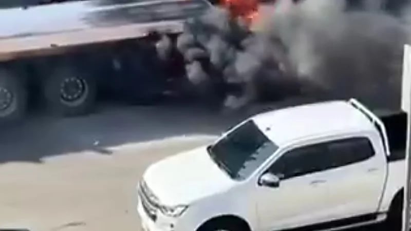 مدني الرياض يخمد حريق ناتج عن تصاد شاحنة بسيارة خاصة ..فيديو