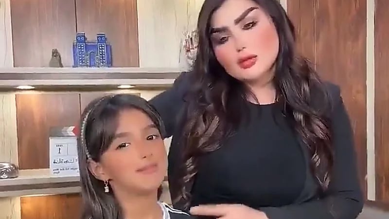 المذيعة تعود بمقطع جديد مع الطفلة العراقية بعد تصريح الأم المثير.. فيديو