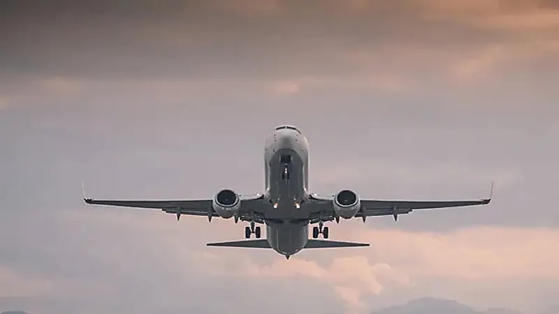 بلاغ بوجود قنبلة على رحلة بطيران الخليج المتجهة للكويت.. صور