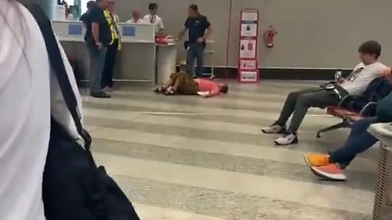 نوبة بكاء وصراخ في مطار ميلان بسبب حقيبة زائدة الوزن .. فيديو