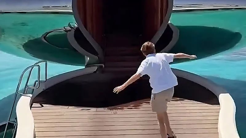 سائحة توثق رده فعل ابنها عند زيارة البحر الأحمر بالمملكة .. فيديو