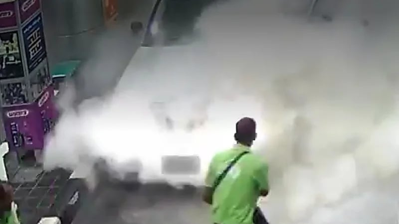 شجاعة عمال تمنع وقوع كارثه محتملة بمحطة وقود .. فيديو