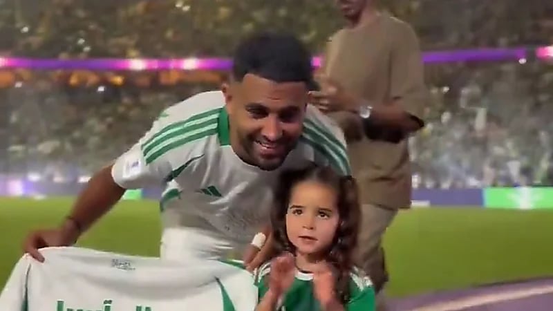 عائلة رياض محرز تحتفل به في "يوم الأب" .. فيديو