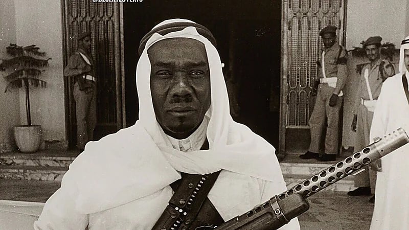 لقطة نادرة للحارس الشخصي للملك فيصل في القصر الأحمر قبل 52 عام