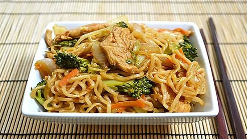 لصوص يحضرون المعكرونة ويأخذون استراحة قبل الهروب