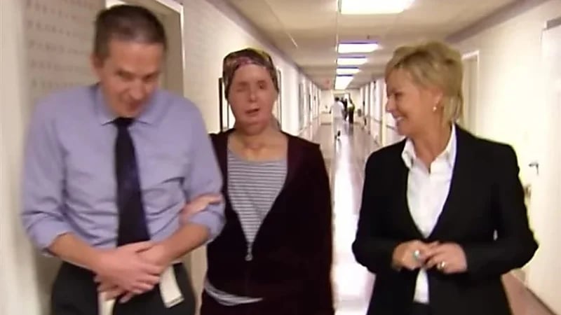 نجت من هجوم شمبانزي ومزّق وجهها: تشارلا تكشف ملامحها لأول مرة .. صور