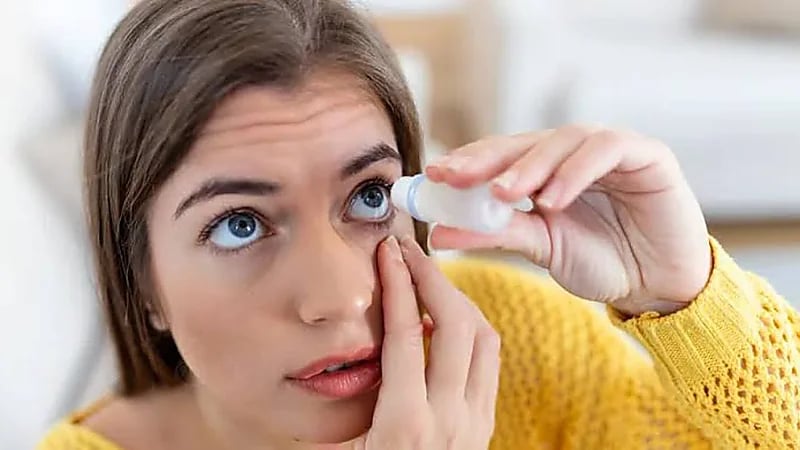 تحذير من أخطاء شائعة عند استخدام قطرات العين