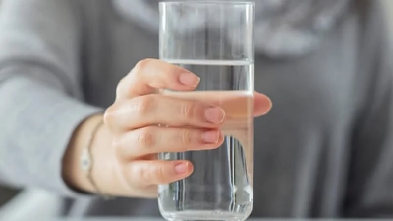 العطش أول علامات الجفاف واستشارية تحذر من مضاعفاته الخطيرة .. فيديو