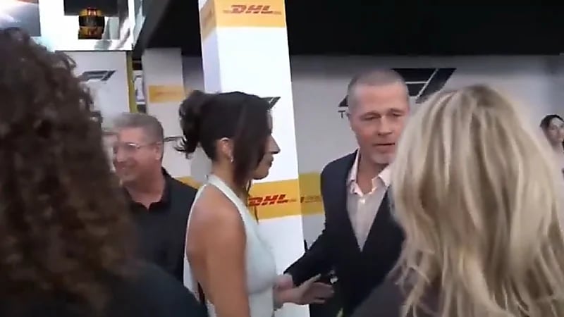 براد بيت يضع صديقته في موقف محرج على السجادة الحمراء..فيديو