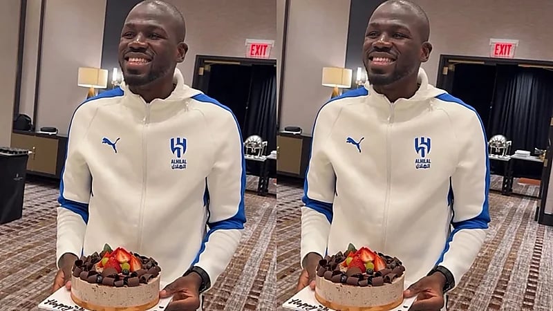 لاعبو الهلال يحتفلون بيوم ميلاد كوليبالي في أجواء مميزة داخل المعسكر