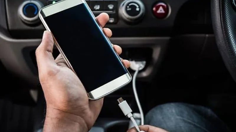 تحذير تقني من مخاطر شحن الهاتف داخل السيارة .. فيديو