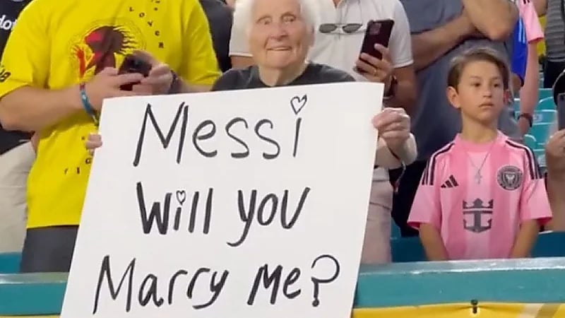 مشجعة مسنة تطلب الزواج من ميسي داخل المدرجات
