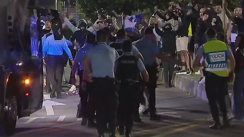 جماهير بورتو تهاجم بعثة الفريق بسبب الخروج من كأس العالم للأندية..صور