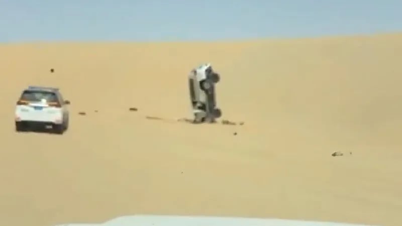 حادث غريب لسيارة في الصحراء يثير الجدل على منصات التواصل ..فيديو