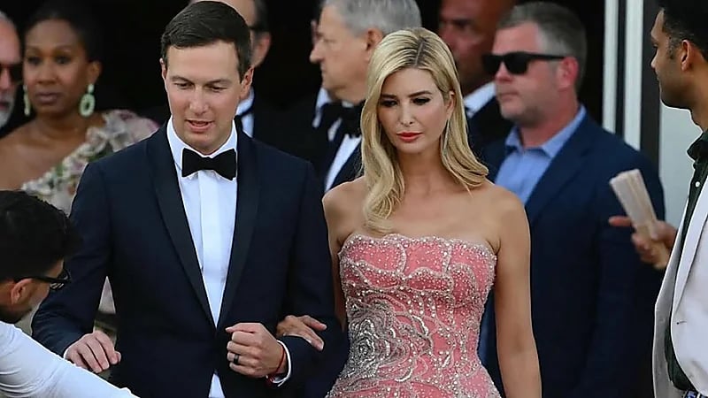 إيفانكا ترامب وزوجها يخطفان الأنظار بأناقتهما في حفل زفاف جيف بيزوس ..صورة